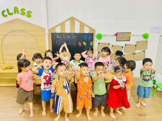 Khám phá lý do phụ huynh chọn trường Chiếc Lá Nhỏ cho con: môi trường an toàn, giáo dục hiện đại, yêu thương và phát triển toàn diện.